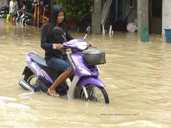 Pattaya flood and lady